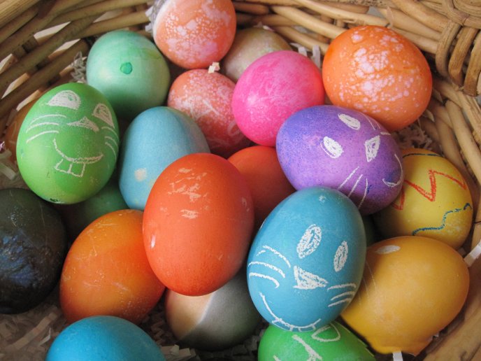 4468_Rabbit-drawing-on-Easter-eggs