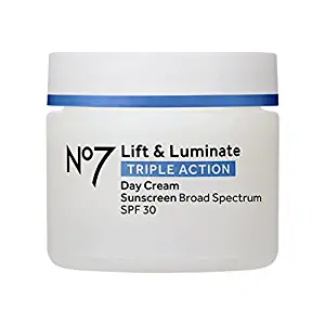 20. No7 كريم نهاري ليفت آند لومينيت تريبل أكشن مع 30 عامل حماية No7 Lift and Illuminate Triple Action Day Cream with SPF 30  