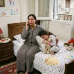 بنت صغيرة رجعت البيت وهي بتوشوش مامتها : اللعبة الـ بابا لعبها ماعجبتنيش".. وبعدها الأم طلبت الشرطة قبل ما الباب الشقة حتى يتقفل