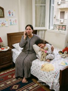 بنت صغيرة رجعت البيت وهي بتوشوش مامتها : اللعبة الـ بابا لعبها ماعجبتنيش".. وبعدها الأم طلبت الشرطة قبل ما الباب الشقة حتى يتقفل